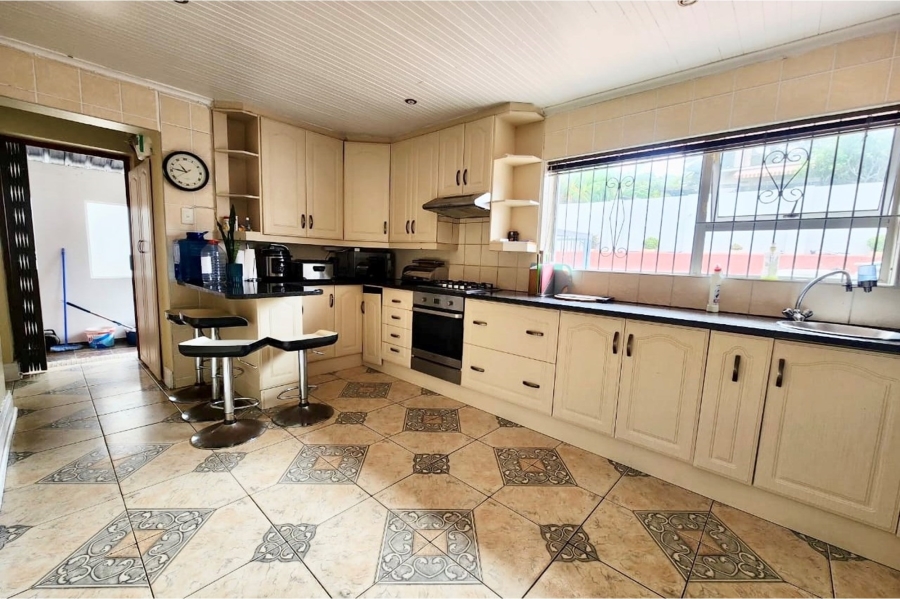 To Let 5 Bedroom Property for Rent in Perridgevale Eastern Cape